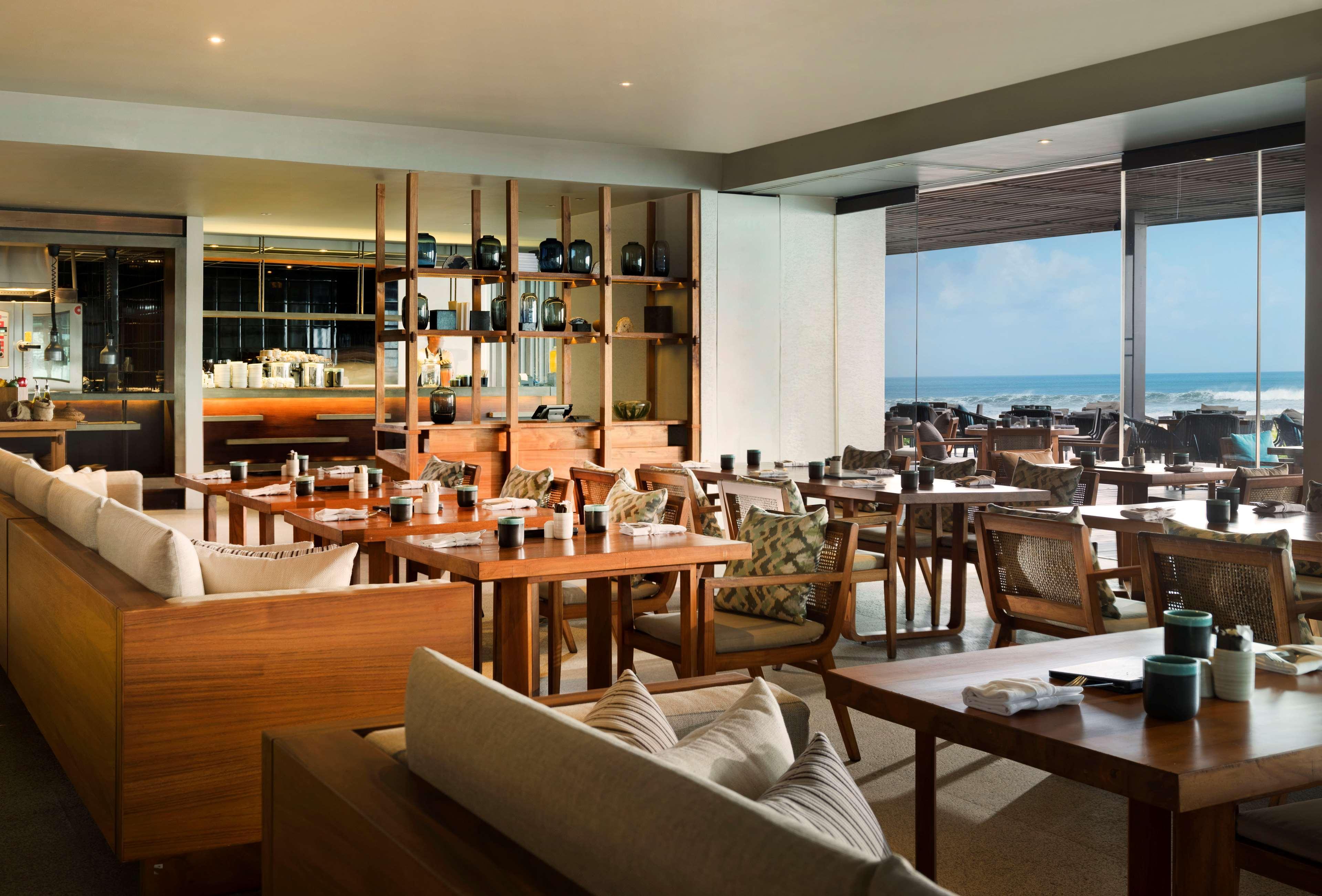 Hotel Alila Seminyak Esterno foto The restaurant at the Cape