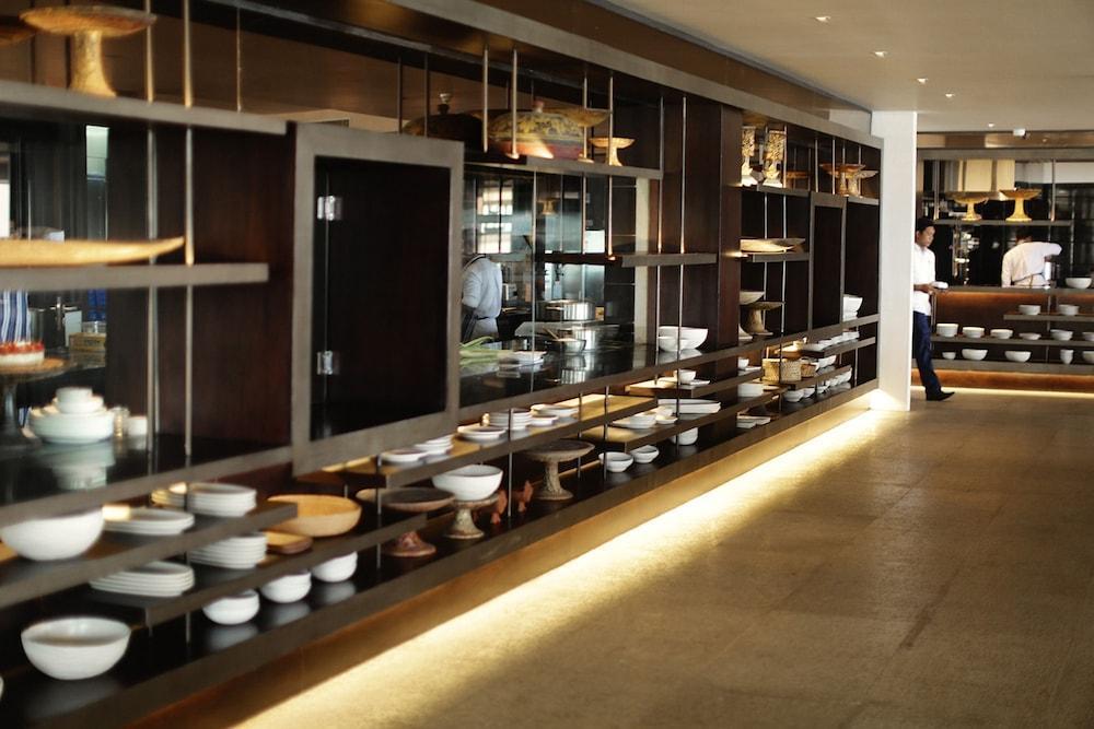 Hotel Alila Seminyak Esterno foto The open kitchen at the restaurant