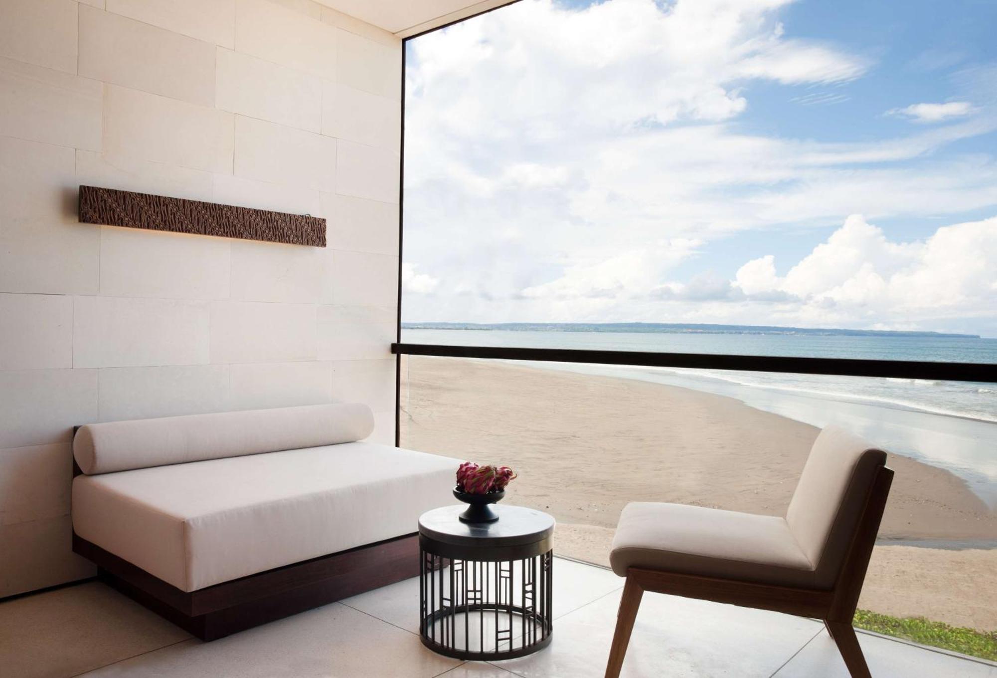 Hotel Alila Seminyak Esterno foto A view of the beach from a room at the hotel