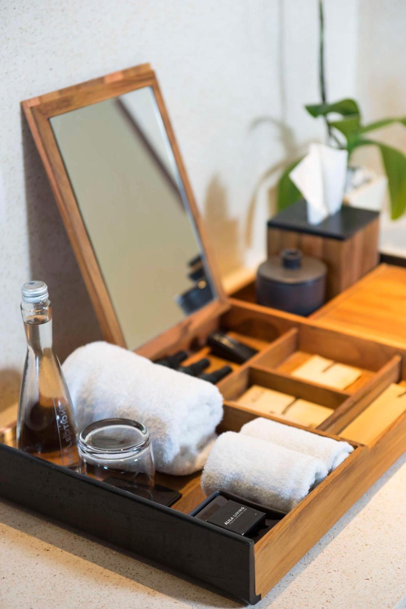 Hotel Alila Seminyak Esterno foto A hotel amenity kit