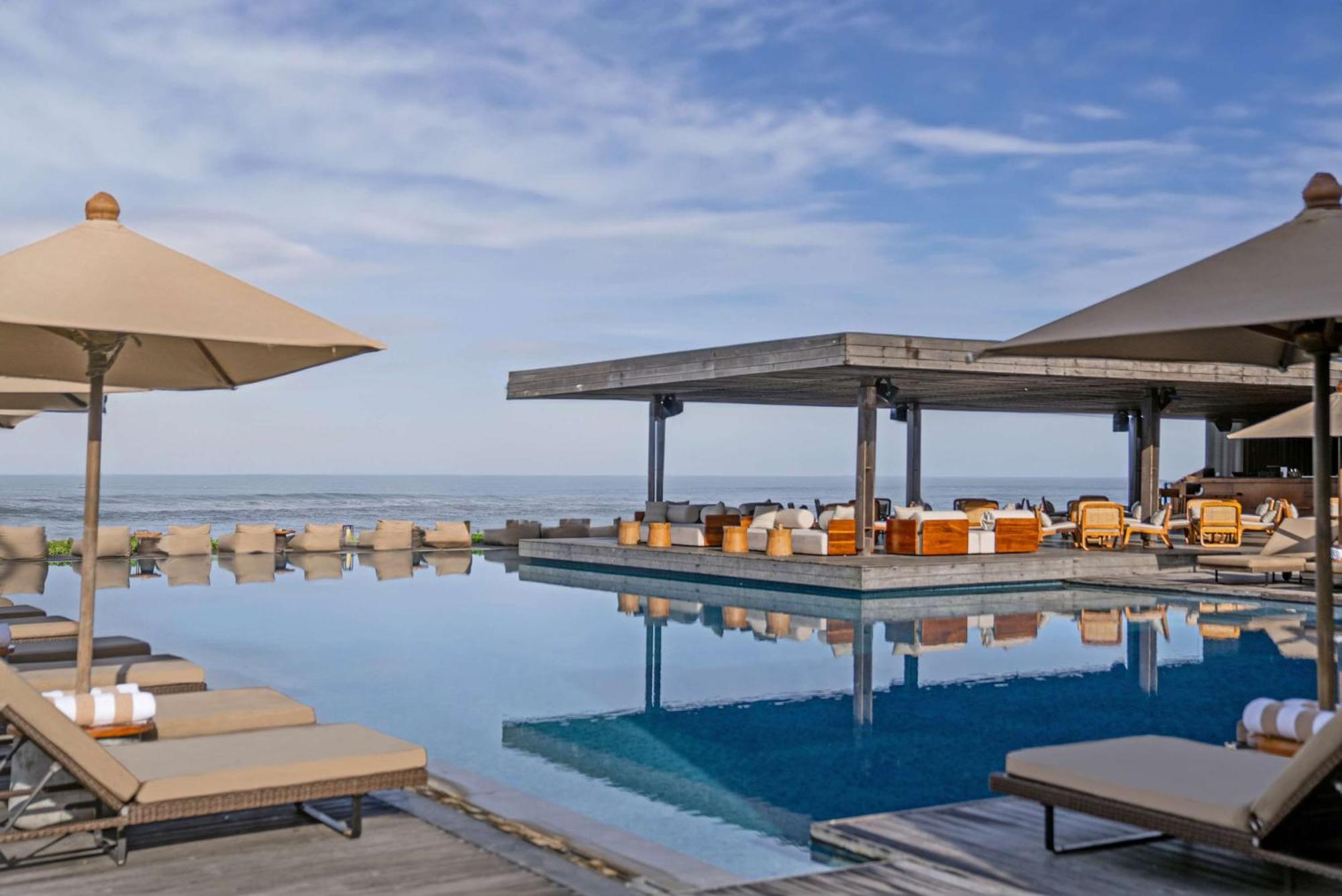 Hotel Alila Seminyak Esterno foto The pool at the hotel