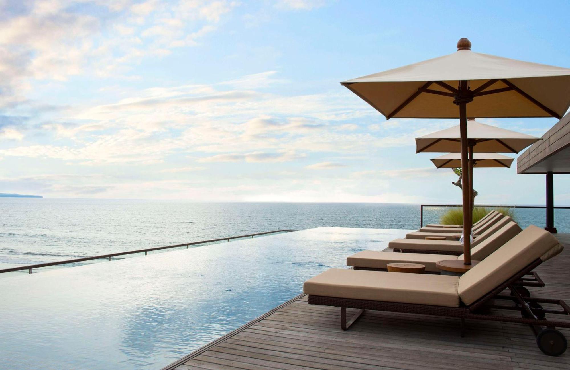 Hotel Alila Seminyak Esterno foto The pool at the hotel
