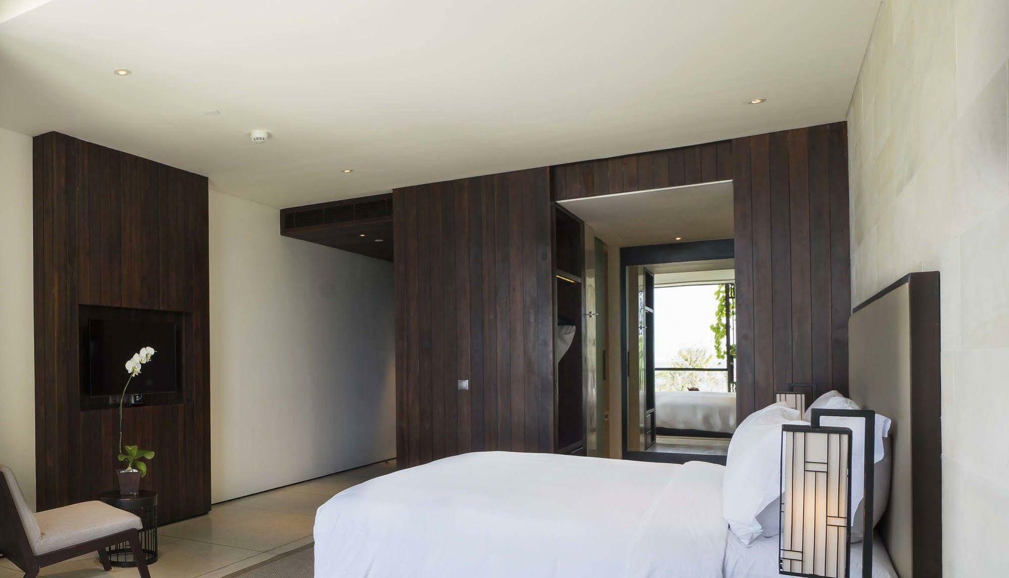 Hotel Alila Seminyak Esterno foto A bedroom at the hotel